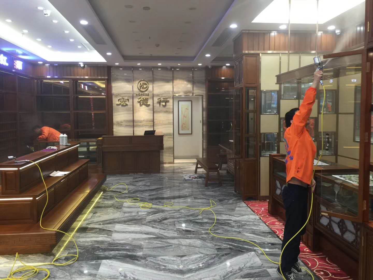 伊甸之家施工人员在店铺内进行除甲醛喷涂作业