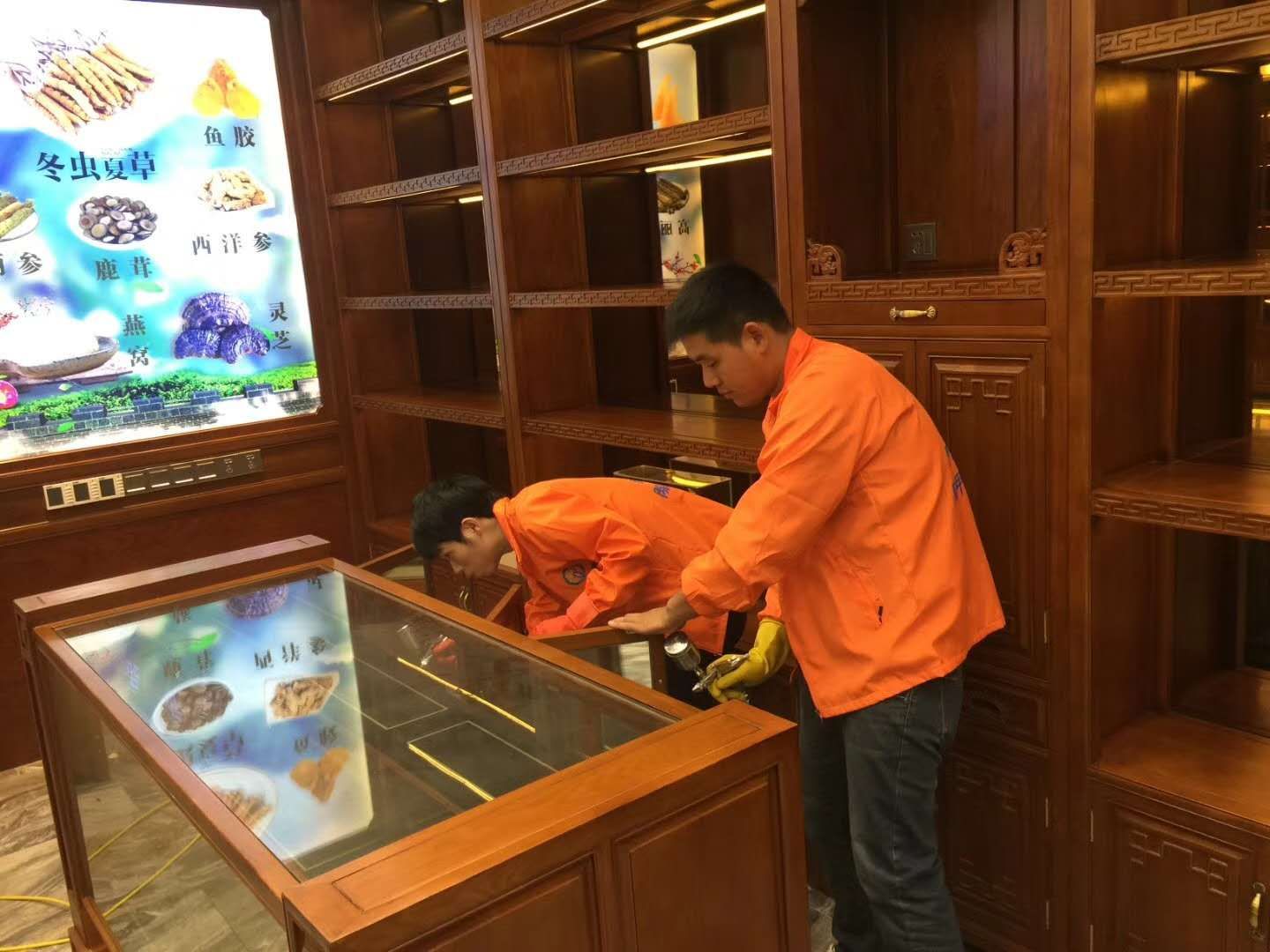 两名施工人员处理店铺玻璃展柜和柜台内部(宏德行案例)