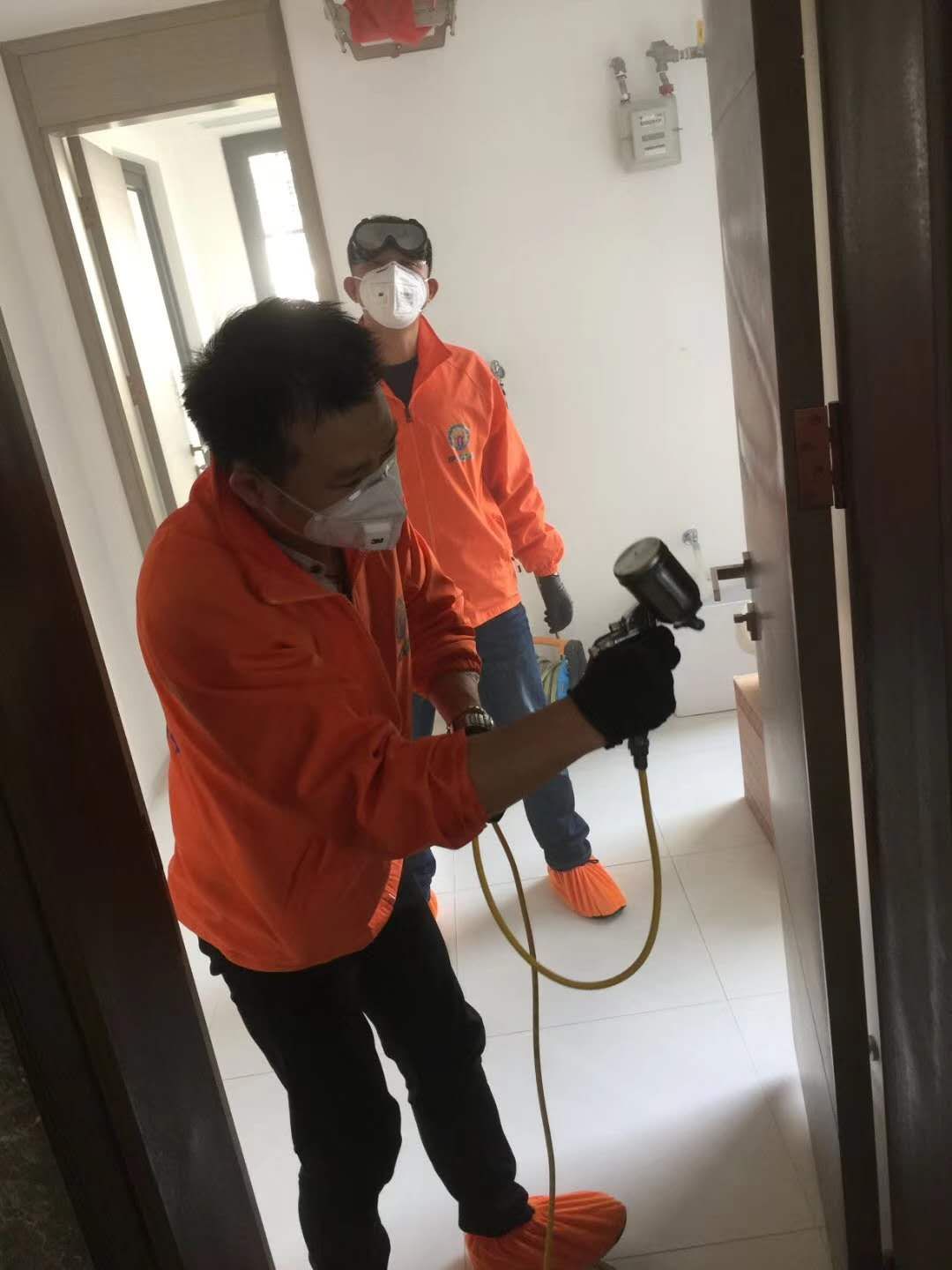 伊甸之家施工人员在新装修住宅的卧室衣柜内侧进行除甲醛喷涂作业（红树湾220平案例）