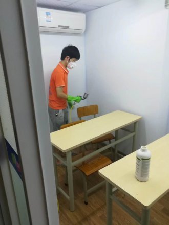 培训机构小教室内，施工人员在新课桌椅周边作业（牛顿2案例）
