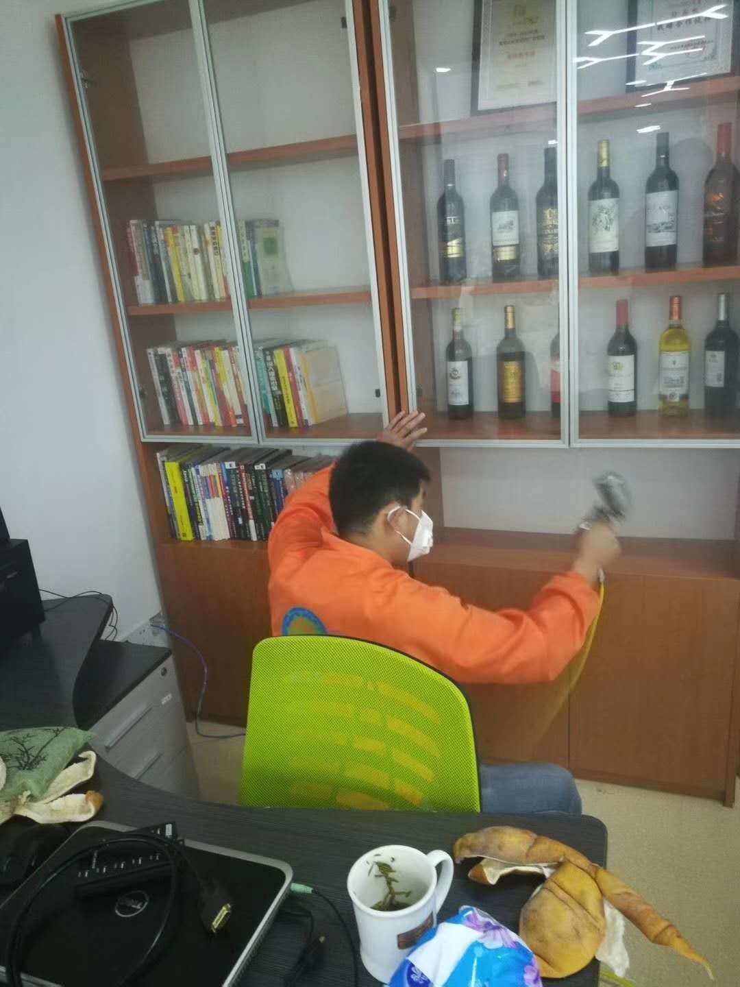 施工人员处理办公室书柜和展示柜内部（宣传易珠海公司案例）