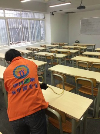 伊甸之家施工人员在教室新课桌椅区域进行除甲醛作业（某学院案例）