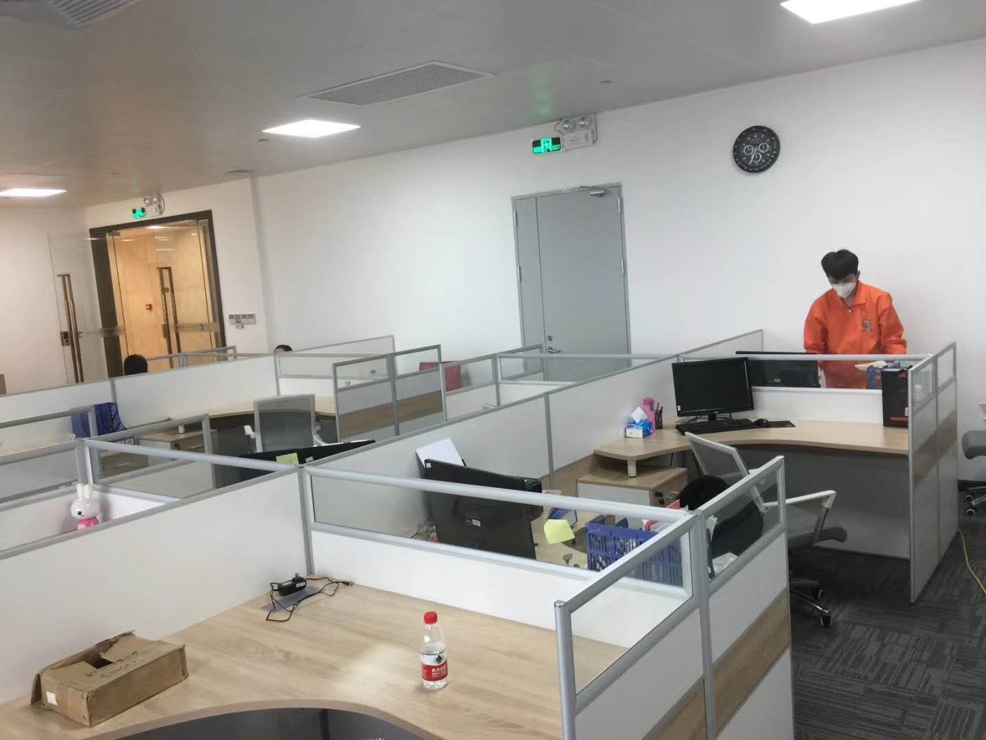 新装修的开放式办公区，工位隔断和文件柜集中，是办公室除甲醛的重点区域（元利百金基金案例）